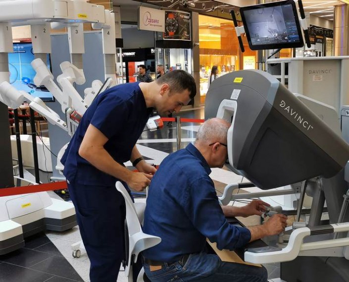 CZYTAJRZESZOW.PL – Salud – Licitación para una visita al quirófano y un curso sobre cómo utilizar el simulador da Vinci en el consultorio médico